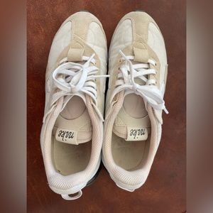 NIKE women's size 6.5 Air Max Pre Day Shoes